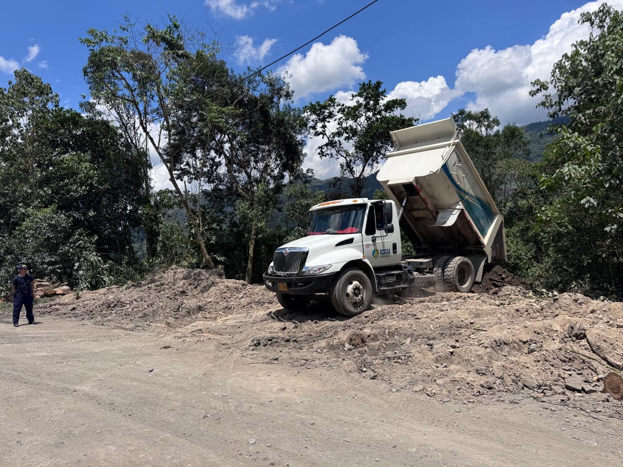 Avanzan los trabajos en el corredor Pacho – La Palma: habilitación parcial y remoción de derrumbes en el sector La Olla